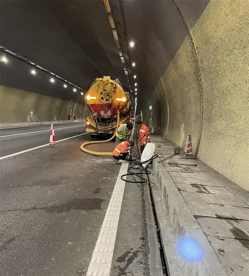 石嘴山隧道排水渠清淤